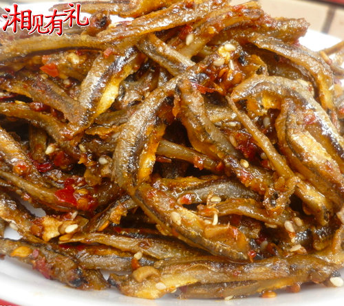 先取出将火焙鱼泡上十分钟,将香味泡出后,放红辣椒.豆豉.