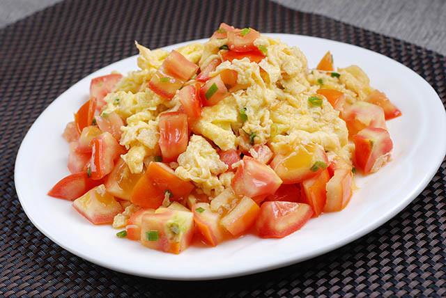 以番茄和鸡蛋为主要食材的家常菜,是一道色香味俱全的佳肴,爽口,开胃