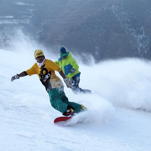 【成人套票+班车】 门票+雪服+雪具+存衣柜+魔毯+缆车+午餐+雪圈+碰碰车+骑马+不限时滑雪+往返班车 商品图1