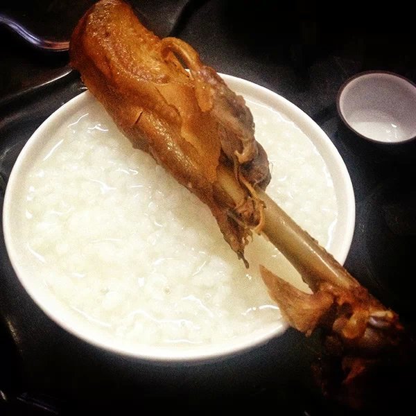 翌日,阿朱的妈妈精心准备好早餐,白粥绵软香浓,配菜很豪华,卤鹅腿来一