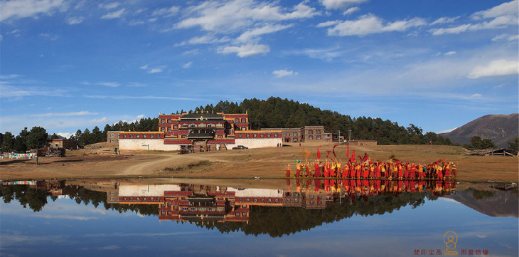 扎嘎寺建于1835年,坐落在四川甘孜州雅江县"扎嘎"藏文意为文殊菩萨