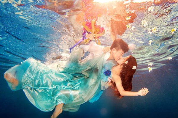 洒出水,出水,鱼跃出水_大山谷图库