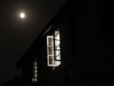 一轮明月升上山头,透过窗户柔柔地洒了一地月光.