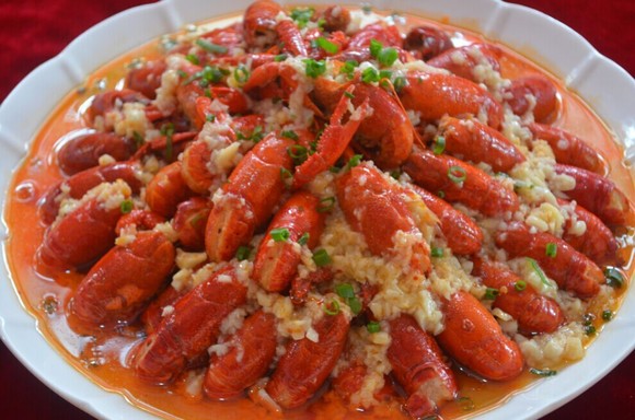 虾龙虾城骨香蒜蓉龙虾:蒜香微辣,骨汤味厚,鲜香回