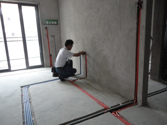 别再付了钱就当甩手掌柜了！老房翻新水电改造，这几步你自己不去盯着，入住后哭都来不及！