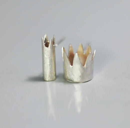 Kiss the Frog－不对称皇冠 耳钉［希腊设计师］ 商品图0