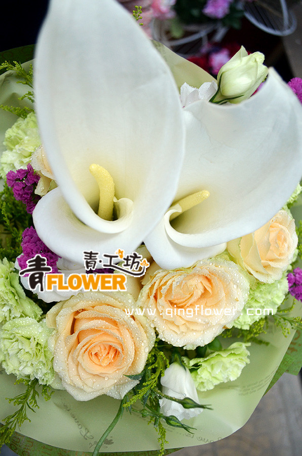 康乃馨玫瑰花马蹄莲花束