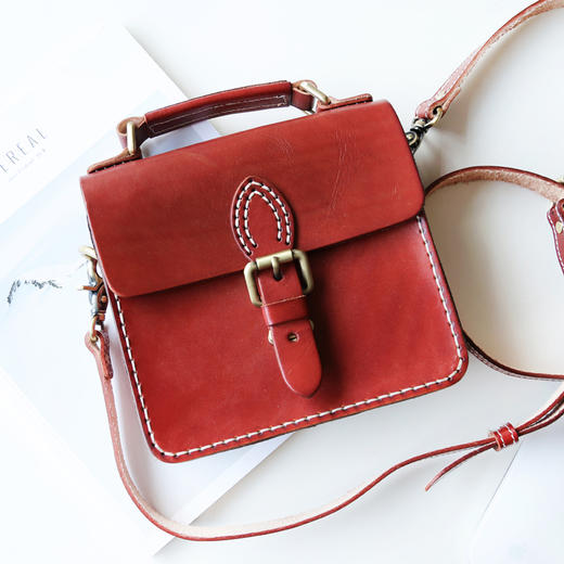 11.1五折 手工制作 头层牛皮 古早可斜跨邮差包 是为俺量身定做的 商品图0