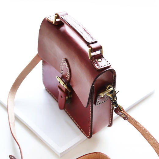 11.1五折 手工制作 头层牛皮 古早可斜跨邮差包 是为俺量身定做的 商品图1