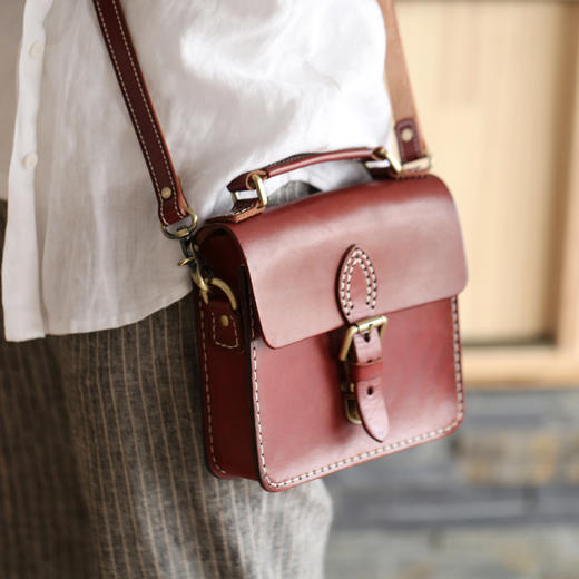 11.1五折 手工制作 头层牛皮 古早可斜跨邮差包 是为俺量身定做的 商品图2