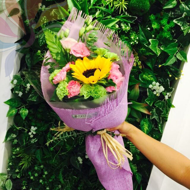 花材:康乃馨;桔梗;向日葵;芡叶;尤加利图片