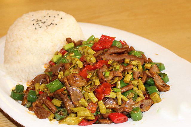 酸豆角鸡杂盖浇饭